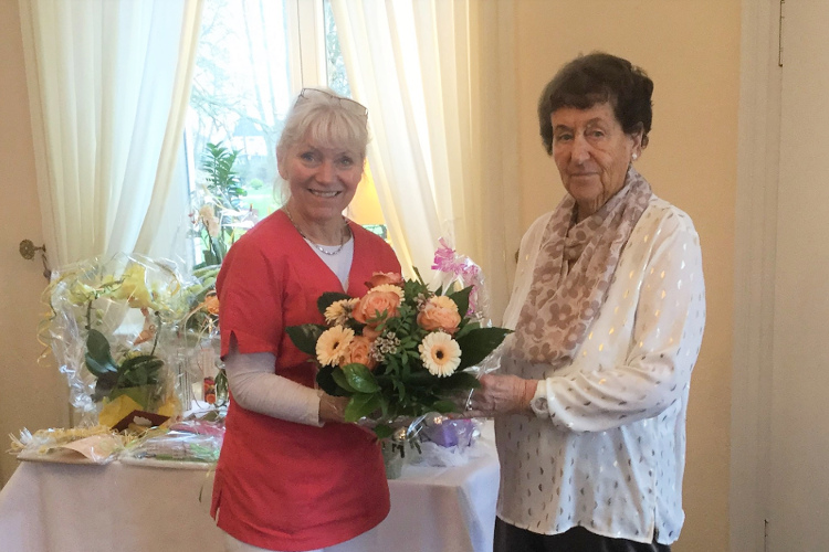 Bettina Fejes überreicht Grete Pannebacker einen Blumenstrauß Bettina Fejes überreicht Grete Pannebacker einen Blumenstrauß