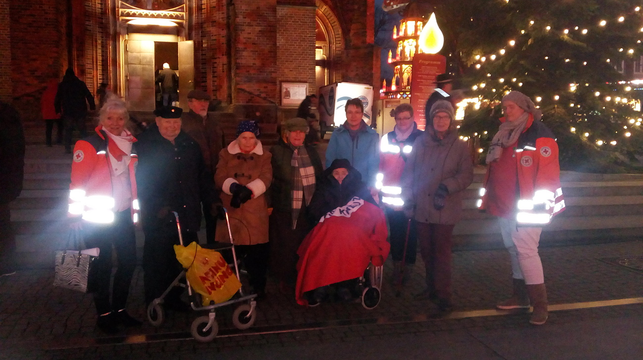 DRK-Team und Senioren beim Weihnachtsmarkt in Bremerhaven