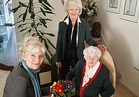 Bettina Fejes überreicht Friederike Gerken Blumen