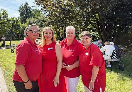 Mitarbeitende der DRK Tagespflege Holtriem beim Sommerfest 2026 im Garten